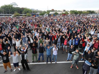 Trabalhadores da Mercedes-Benz mantêm greve por reajuste