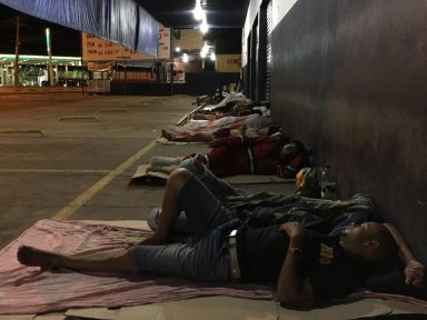 Venezuelanos dormem na rua em Roraima