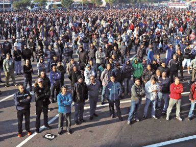 Metalúrgicos da Mercedes continuam greve por reajuste e multinacional aciona Justiça