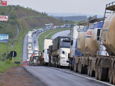 Sem acordo, caminhoneiros mantêm greve que já mobiliza todo o país