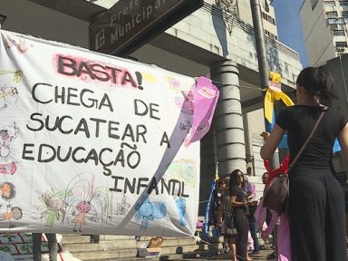 Em greve, professores da educação infantil de BH protestam por reajuste