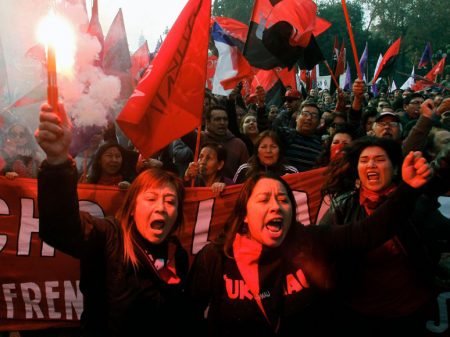 Carabineiros reprimem  ato de chilenos contra a “reforma” de Piñera