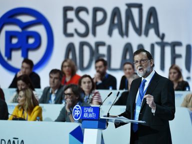 Encurralado pela corrupção, Rajoy encara moção de censura