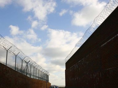 Governo inglês mantém imigrantes presos ilegalmente