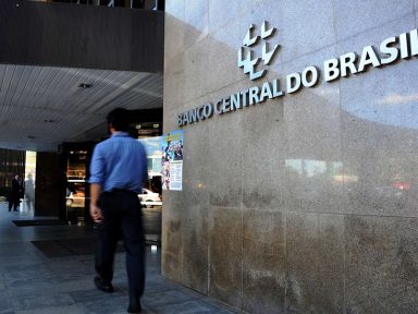 BC culpa vítimas e alivia bancos por juro alto