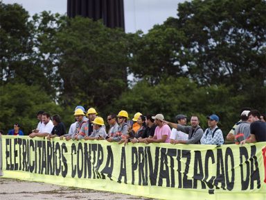 Funcionários da Eletrobrás param contra privatização e pedem saída de presidente
