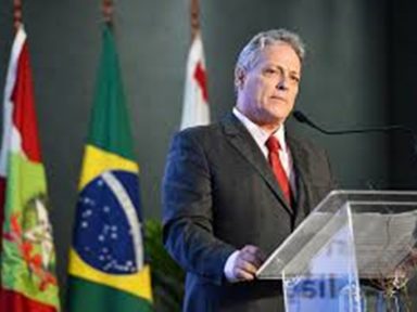 “Remédios” neoliberais só têm piorado e economia do país, diz João Goulart, em SC