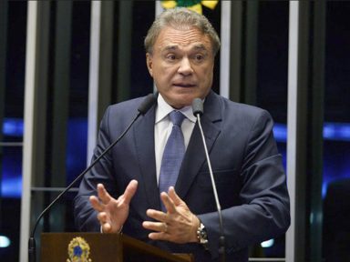 Álvaro Dias defende “uma nova política de preços na Petrobrás”