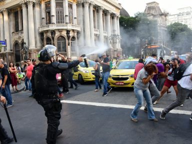 RJ: Crivella taxa aposentados em 11% e reprime protestos