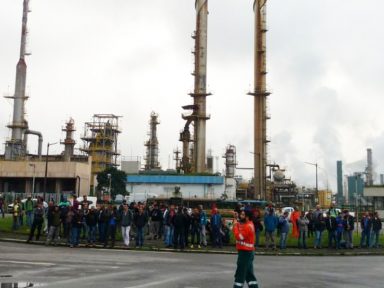 Cubatão: terceirizados protestam contra falta de pagamento