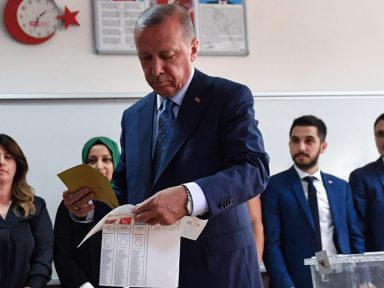 Turcos reelegem Erdogan para a Presidência