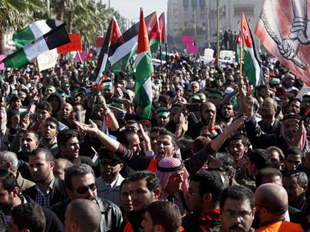 Premiê da Jordânia tenta aplicar medidas do FMI e renuncia sob protestos