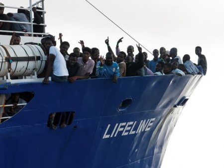 Autoridades da Itália e Malta impedem navio com refugiados de atracar em seus portos
