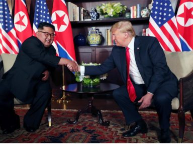 Cingapura: aperto de mão entre Kim e Trump abre cúpula da paz