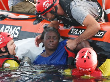 Imigrante boia 48h com dois mortos depois de Guarda rasgar o seu bote