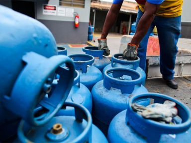 Custo do gás de cozinha supera 50% da renda dos mais pobres