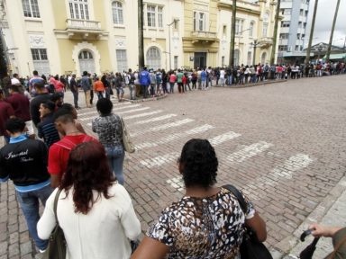 1 milhão de brasileiros deixam a força de trabalho