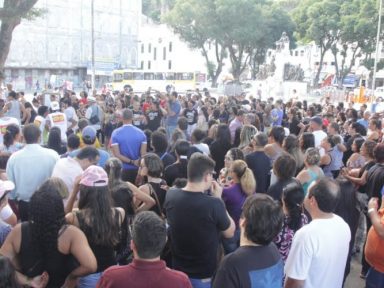 Professores de Salvador mantêm greve por aumento de salários