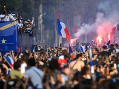 Campeões, franceses desfilam com Taça em Paris