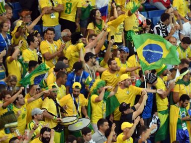 Seleção chega ao Brasil com aplausos da torcida