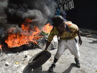 Sublevação haitiana barra aumento dos combustíveis