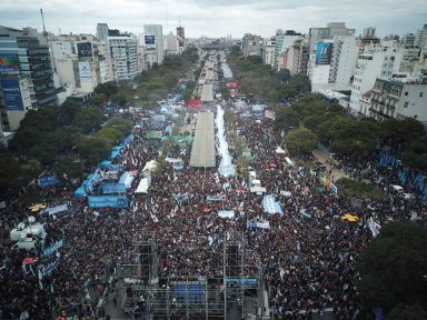 Marcha “A Pátria não se rende” reúne multidão em repúdio à submissão de Macri ao FMI