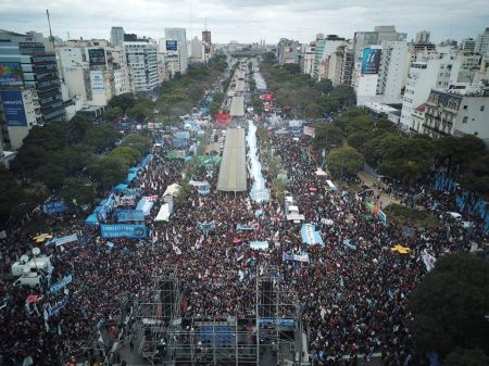 Marcha “A Pátria não se rende” reúne multidão em repúdio à submissão de Macri ao FMI