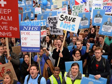 Ingleses ocupam Londres contra cortes no sistema público de saúde NHS