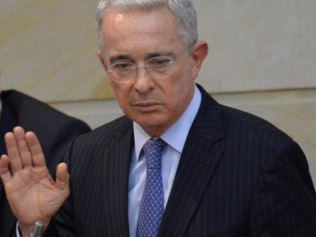 Investigado por suborno e fraude, Uribe renuncia ao Senado