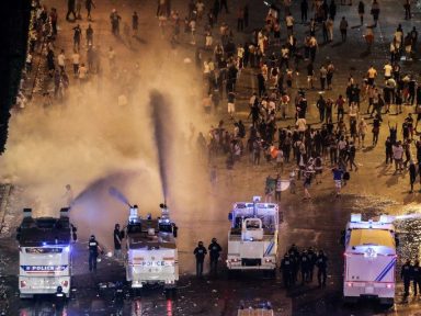 Festa pela conquista da Copa termina em tumulto em Paris e Lion