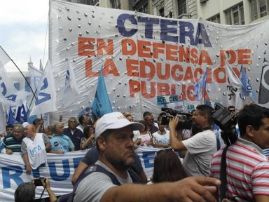 Professores argentinos param contra devastação da educação