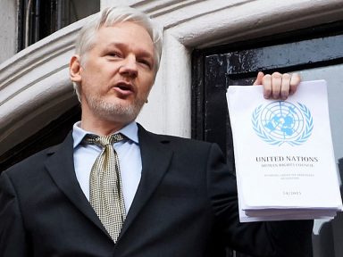 Assange pode ser entregue a Londres pelo Equador, alerta Greenwald do site Intercept