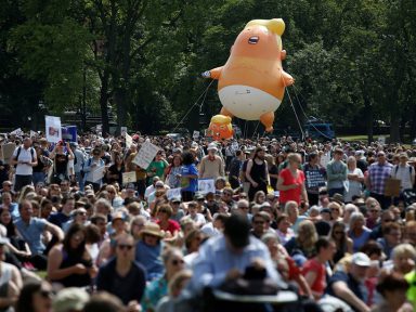 Milhares empinam em Londres boneco do bebê xenófobo com topete louro