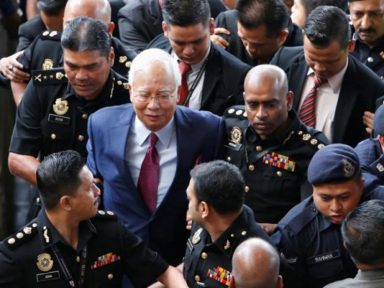 Tribunal da Malásia indicia ex-premiê Razak por corrupção