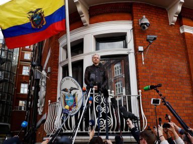 Daniel Ellsberg, escritores e jornalistas participam da vigília por Assange