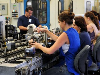 Preços dos combustíveis derrubam economia em maio