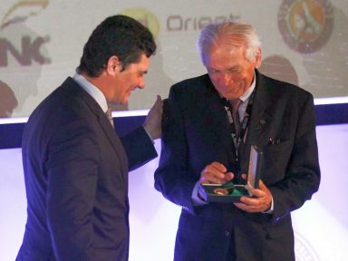 Moro recebe Medalha Tiradentes dos delegados da PF