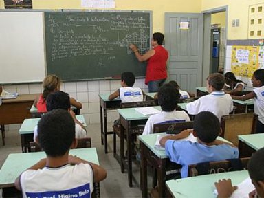 Professores fazem “bicos” para complementar salários