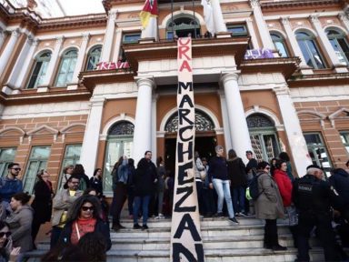 Em greve, servidores de Porto Alegre ocupam prefeitura por aumento salarial