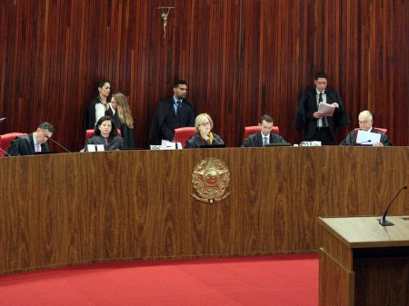 TSE decide por 6 a 1 que candidatura de Lula é ilegal