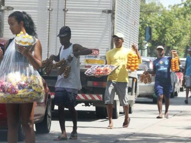 Ambulantes e ‘autônomos’ recebem 24% menos