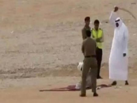 Arábia Saudita corta a cabeça e ainda crucifica o acusado
