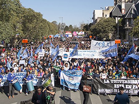 Argentina: professores e alunos param universidades contra cortes de Macri