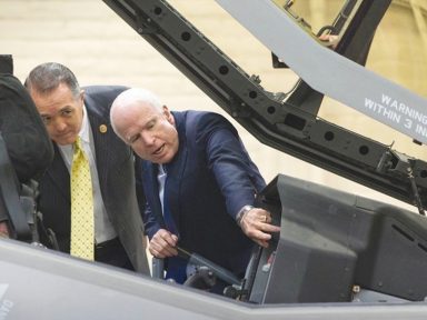 McCain: de mal agradecido a lobista da Lockheed