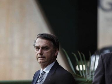 Bolsonaro explica que ninguém recebe dinheiro sujo com cheque nominal