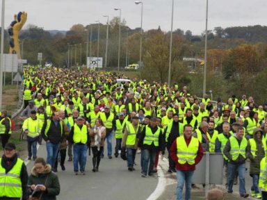 Coletes Amarelos prometem abrilhantar festejos do Ano Novo na França