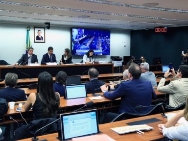 Comissão acaba com foro privilegiado de 55 mil autoridades