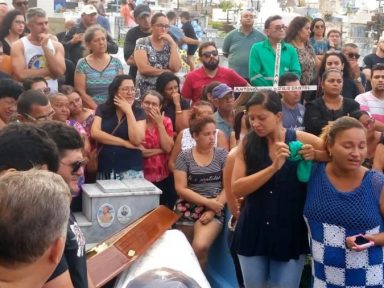 Parentes e amigos se despedem do policial executado no RN