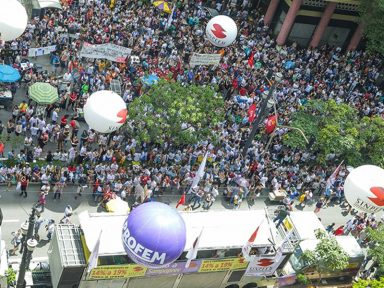 Servidores ocupam frente da Câmara contra os ataques à previdência