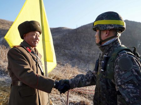 Soldados trocam aperto de mão histórico na fronteira coreana